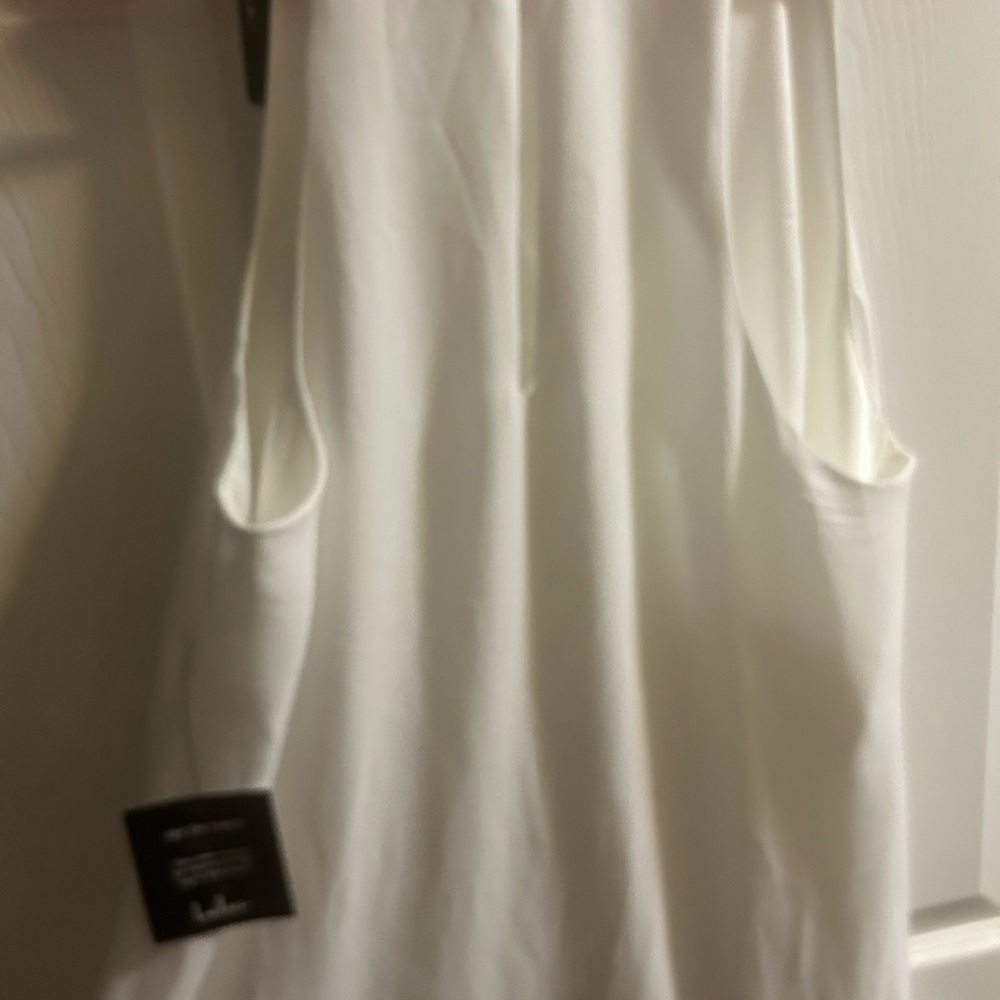 Elegant White Sleeveless Dress - Picture 3 of 4